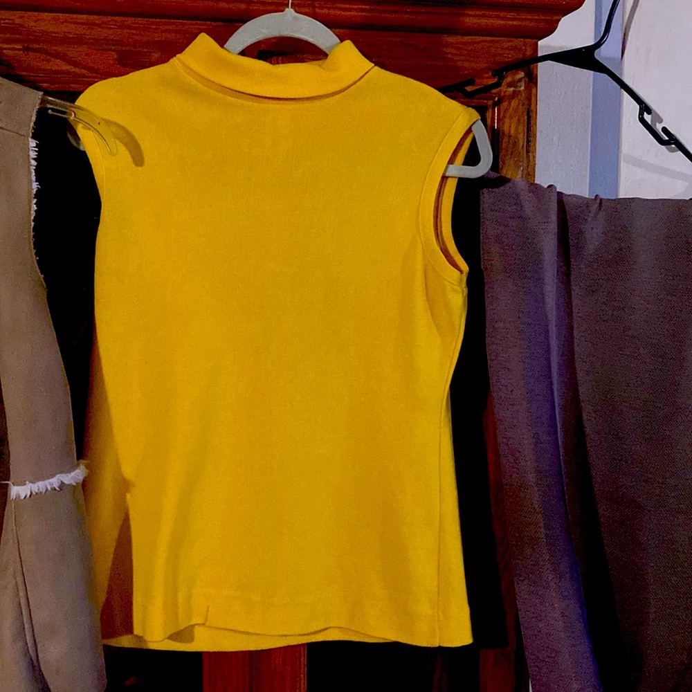 Sleeveless yellow top
